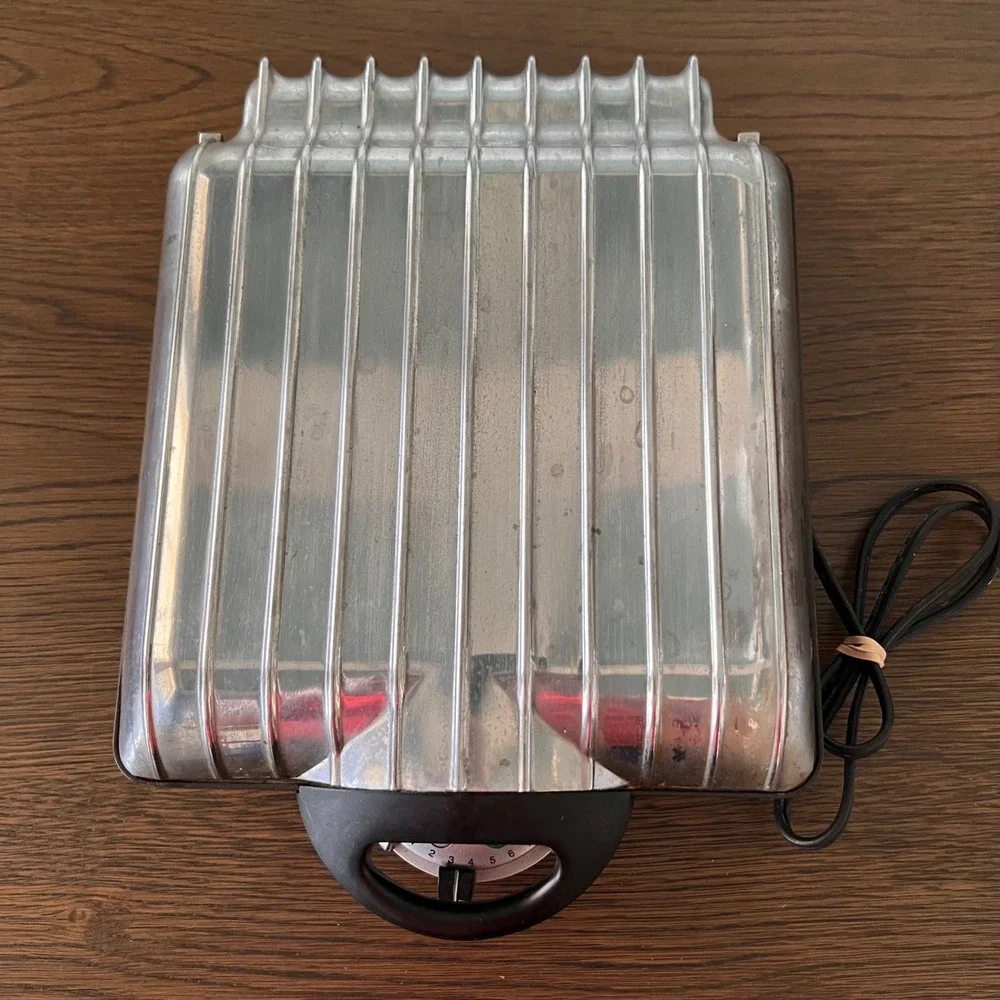 VillaWare Uno Farmyard Waffler 4 Farm‎ Shapes Barn Cow Pig Chicken Model 2001F